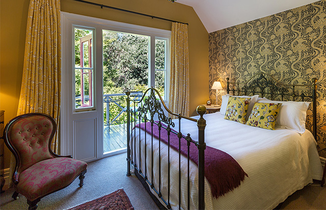 Beaufort House Akaroa - Shepherd Room bed and window