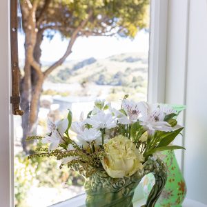 Beaufort House Akaroa - Fyfe Room - flowers at the window